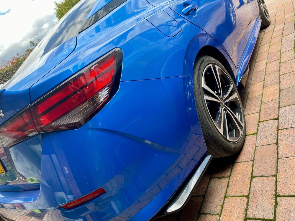 Universal car side fenders for the rear bumper