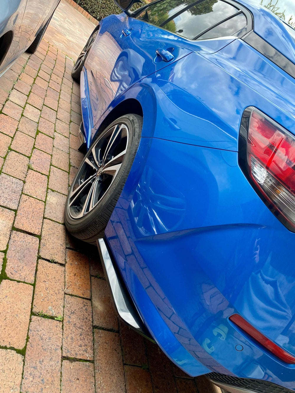 Universal car side fenders for the rear bumper